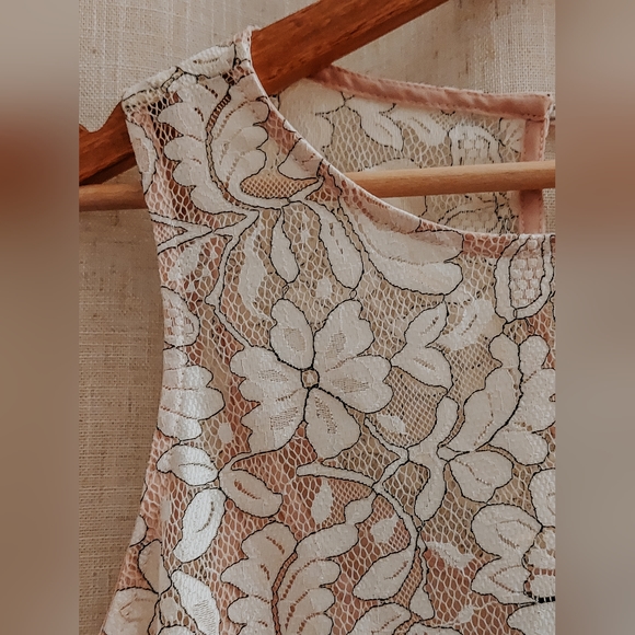 Sleeveless lace blouse - Picture 2 of 2